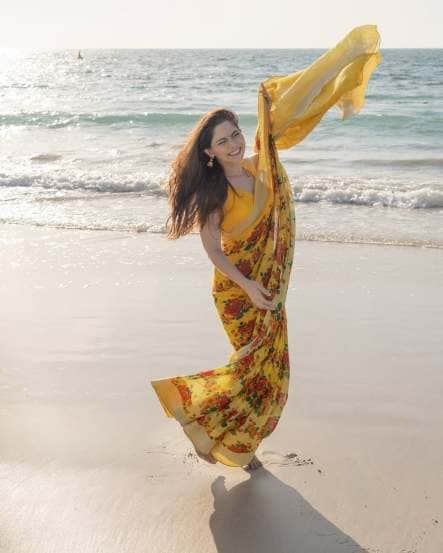 Sonali kulkarni beautiful saree photoshoot on kite beach dubai