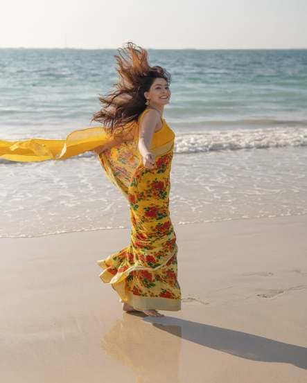 Sonali kulkarni beautiful saree photoshoot on kite beach dubai