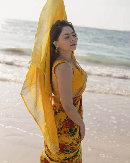 Sonali kulkarni beautiful saree photoshoot on kite beach dubai