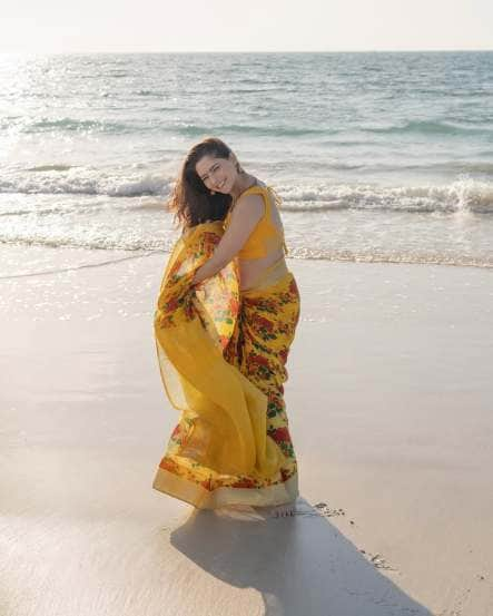 Sonali kulkarni beautiful saree photoshoot on kite beach dubai