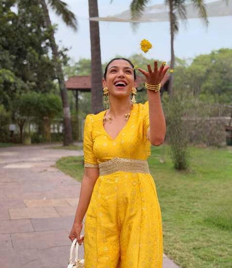 Shriya Pilgaonkar shares stunning electrifying pictures in yellow jumpsuit designed by her mother on social media