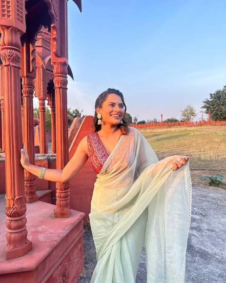 Shweta Rajan Shares pictures from the sets of Mahasangam Of Paaru in Blue Saree on Instagram