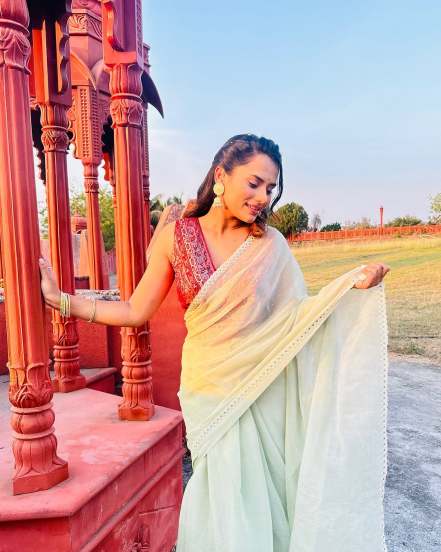 Shweta Rajan Shares pictures from the sets of Mahasangam Of Paaru in Blue Saree on Instagram