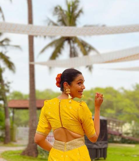 Shriya Pilgaonkar shares stunning electrifying pictures in yellow jumpsuit designed by her mother on social media