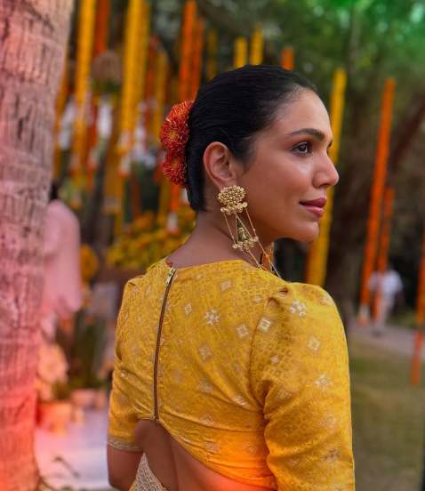 Shriya Pilgaonkar shares stunning electrifying pictures in yellow jumpsuit designed by her mother on social media