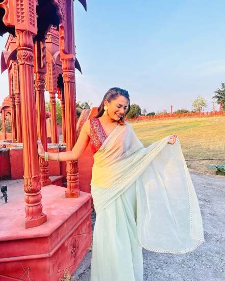 Shweta Rajan Shares pictures from the sets of Mahasangam Of Paaru in Blue Saree on Instagram