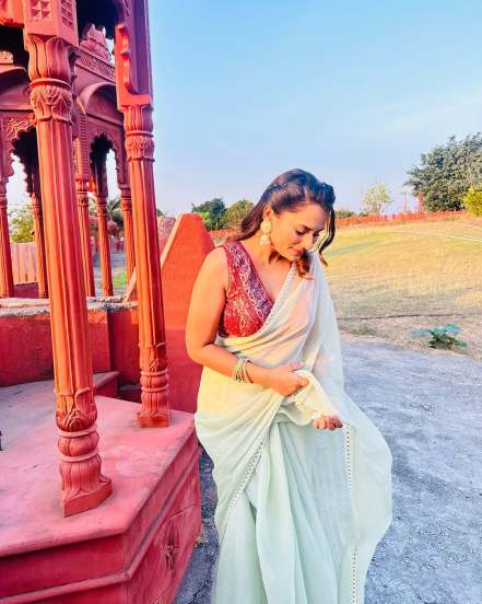 Shweta Rajan Shares pictures from the sets of Mahasangam Of Paaru in Blue Saree on Instagram