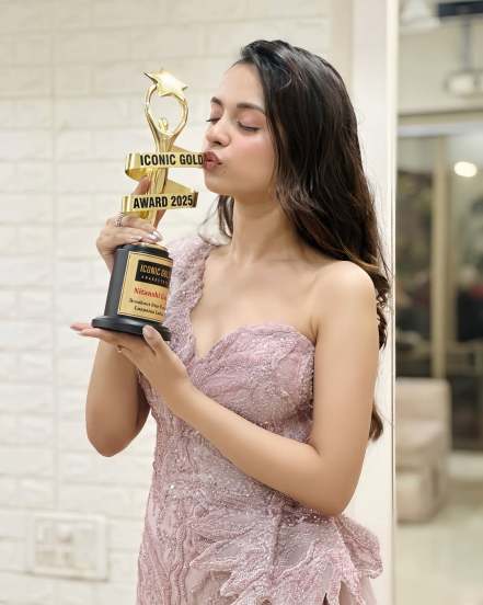 Nitanshi Goel wins an award for laapata ladies special look in pink gown