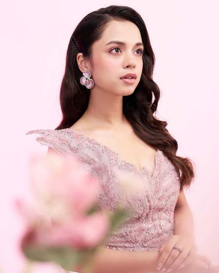 Nitanshi Goel wins an award for laapata ladies special look in pink gown