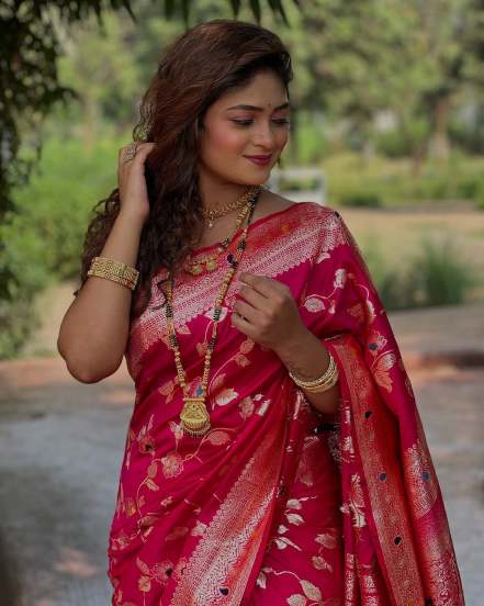 Paru Fame Actor Sanjana Kale shares pictures on social media in pink silk saree