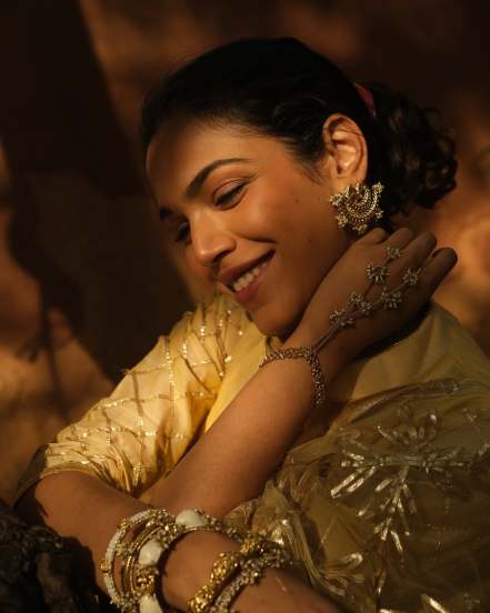 Shriya Pilgaonkar shares pictures in yellow anarkali suit on social media