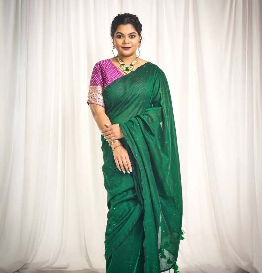 Namrata Sambherao shares pictures in green saree for Zee Chitra Gaurav Puraskar event