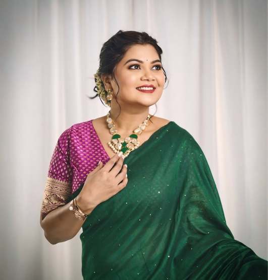  Namrata Sambherao shares pictures in green saree for Zee Chitra Gaurav Puraskar event