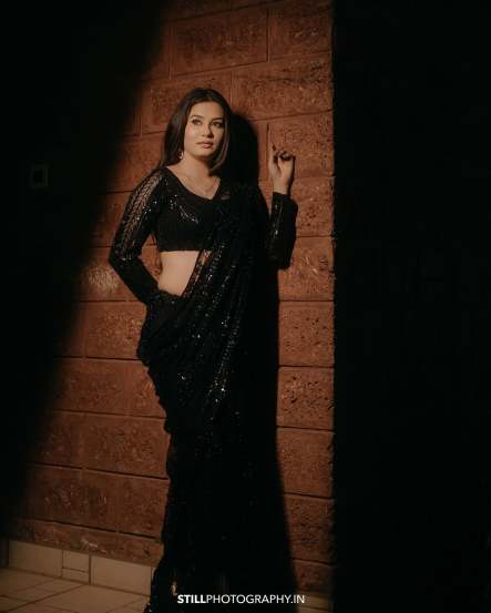 Saavalyachi Janu Saavli Fame Actress Disha Pardeshi shares pictures in Black Designer Saree on social media