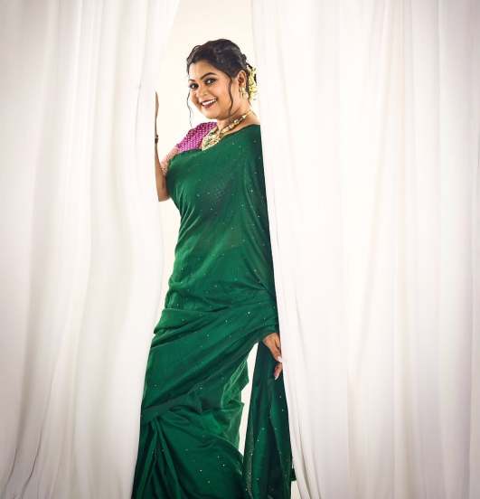  Namrata Sambherao shares pictures in green saree for Zee Chitra Gaurav Puraskar event