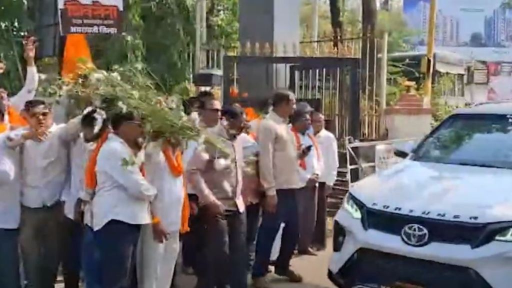 Cotton thrown at Minister Dada Bhuses convoy Shiv Sena Thackeray group protests