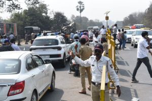 Traffic jam at Jamtha T-point even before start of cricket match