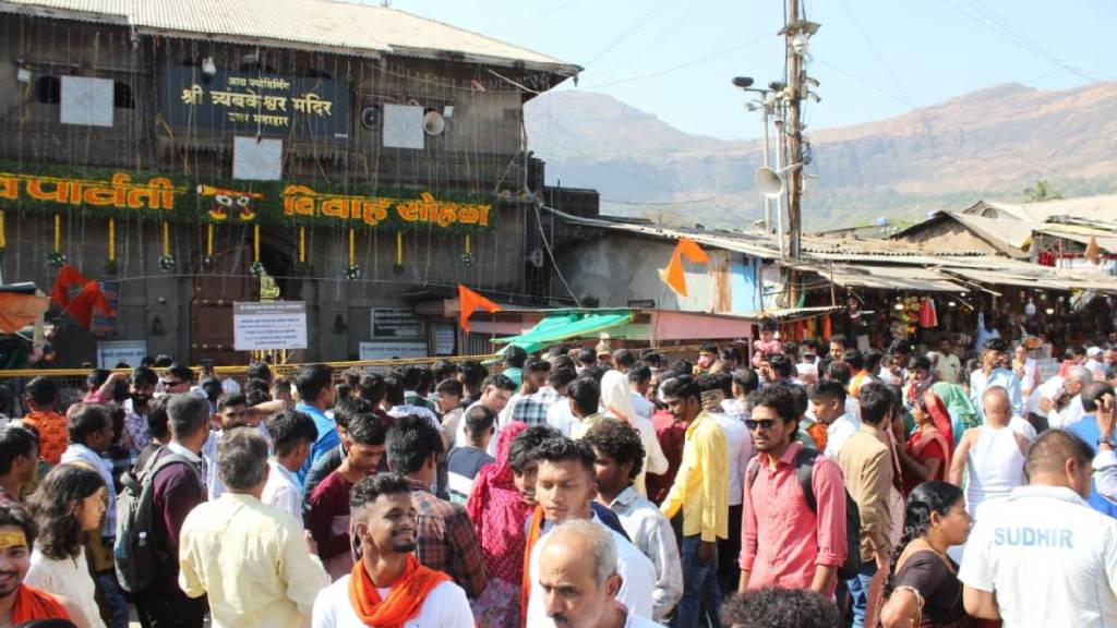 nashik district devotees Crowd Trimbakeshwar Jyotirlinga Temple Mahashivratri 2025