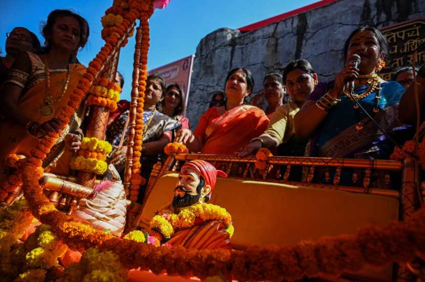 शिवरायांना मानवंदना देताना नागरिकांनी शिवरायांचा पाळणा हलवला. (Express Photo: Sankhadeep Banerjee)