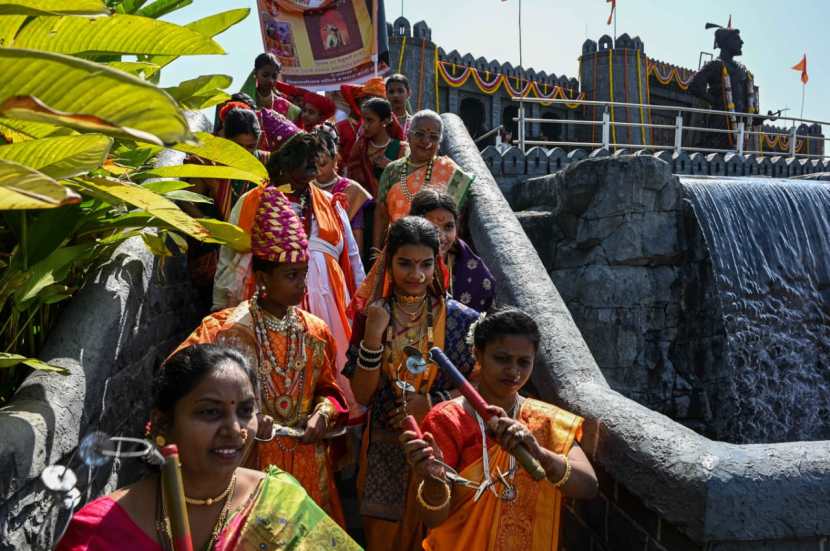 ३९५ व्या जयंतीनिमित्त शिवभक्तांनी विविध देखावेही सादर तयार केल्याचं पाहायला मिळालं. (Express Photo: Sankhadeep Banerjee)