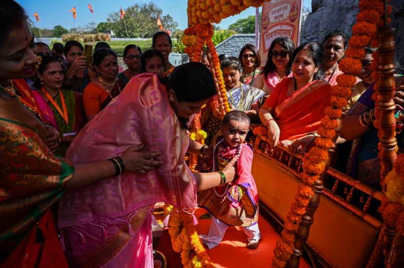 काही ठिकाणी पारंपरिक पद्धतीने छत्रपती शिवाजी महाराजांची जयंती साजरी करण्यात आली. (Express Photo: Sankhadeep Banerjee)