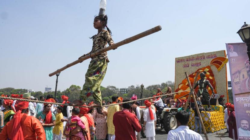 शिवजयंतीची मिरवणूक रॅली सरु असताना चिमुकलीची तारेवरची कसरत सुरू होती. (Express Photo: Arul Horizon)