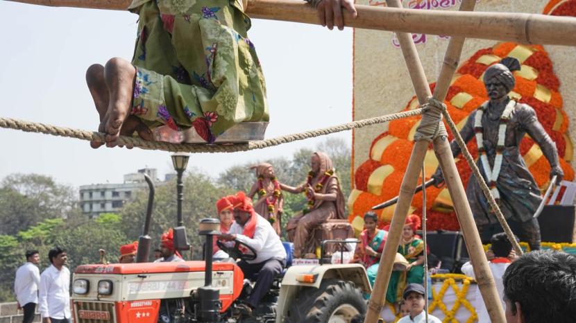 पोटाची खळगी भरण्यासाठी चिमुकली तिचं दैनंदिन काम करताना पाहायला मिळाली. (Express Photo: Arul Horizon)