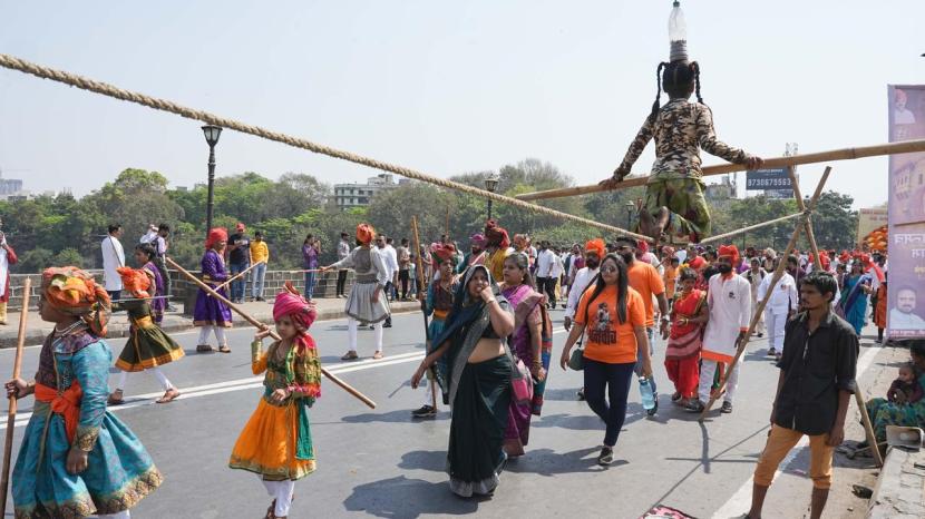 त्याच वेळी शिवजयंतीदिनी हा क्षणही लोकसत्ताच्या छायाचित्रकारांनी टिपला. (Express Photo: Arul Horizon)