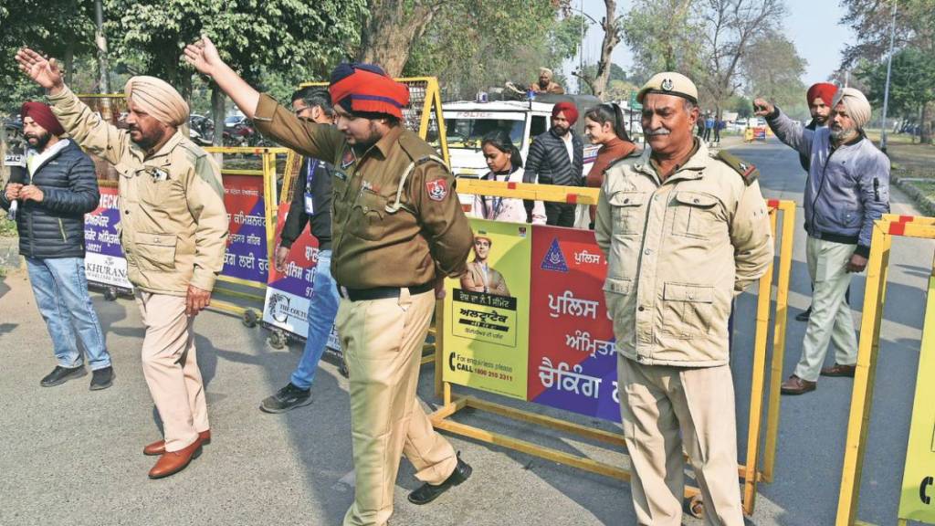 अमृतसर विमानतळाबाहेर पोलीस बंदोबस्त ठेवण्यात आला होता.