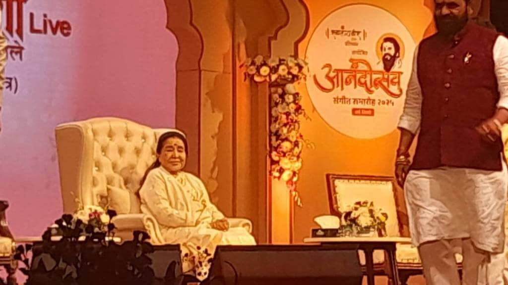 veteran singer asha bhosle in thane