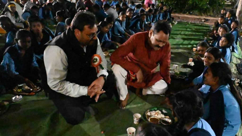 Ashok Uike visited the government shelter in Botoni Yavatmal district