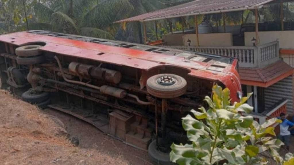 st bus overturned in vengurla taluka