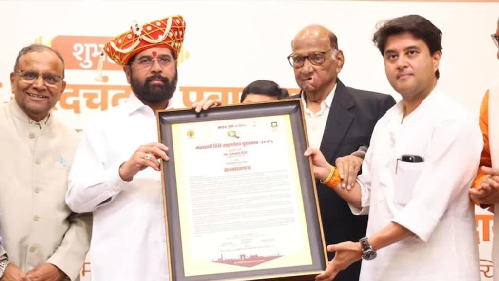 sharad pawar honored Eknath shinde