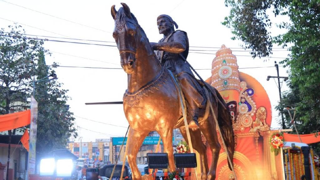 Chief Minister Devendra Fadnavis unveiling statue of Chhatrapati Shivaji Maharaj in Badlapur