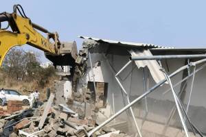 illegal chawl demolition drive in in titwala balyani Tekdi area