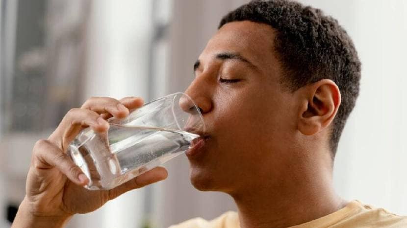 drink water in the morning to detoxify her body