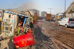 traffic jam three hours morning Mumbra bypass road Oil barrels bursted