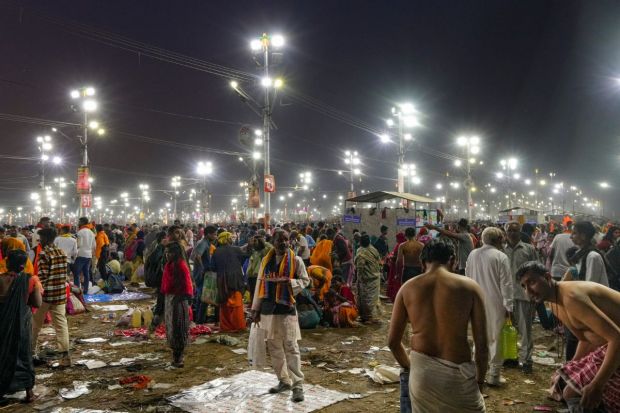 मंगळवारी ११ फेब्रुवारी रोजी संध्याकाळी ही गर्दी दिसून आली कारण माघी पौर्णिमेला सुमारे ७३ लाख लोक स्नान करतील असा अंदाज होता. त्यामुळे वाहतुक कोंडीही पाहायला मिळाली. (Photo: PTI)