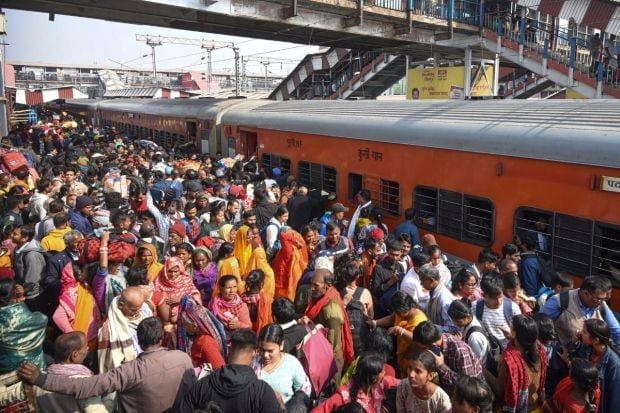 रेल्वे प्लॅटफॉर्मवर गर्दी प्रचंड होती, गर्दीतील लोक खिडक्यांमधून रेल्वेच्या आत जातानाही दिसले. (Photo: PTI)