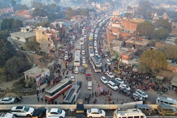 शहरातील वाहतूक व्यवस्थेचं चांगल्या प्रकारे नियोजन केल्याचं दिसून आलं. प्रशासनाला स्नानासाठी प्रचंड गर्दी होण्याची अपेक्षा होती. (Photo: PTI))