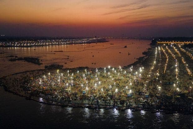 २६ फेब्रुवारी रोजी संपणाऱ्या या महाकुंभाला लाखो भाविकांनी हजेरी लावली आहे. पवित्र त्रिवेणी संगमावर आयोजित या महाकुंभाचा समारोप महाशिवरात्रीच्या दिवशी होणार आहे. (Photo: PTI)