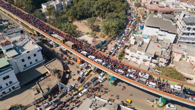 भाविकांची प्रचंड गर्दी होत असल्याने शहरातील रस्त्यांवर तासनतास वाहनांच्या लांबच लांब रांगा पाहायला मिळाल्या होत्या. (PTI Photo)