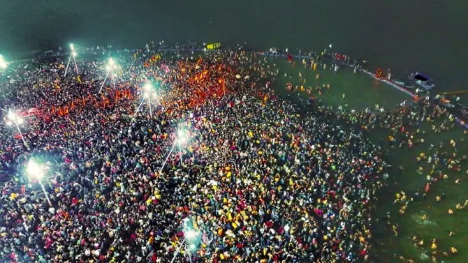 प्रयागराजमधील १२ वर्षांनतर आलेला महाकुंभमेळा हा सुरु झाल्यापासून विविध कारणांनी चर्चेत आला आहे. काल १७ फेब्रुवारीला पुन्हा एकदा प्रयागराजमध्ये आगीचं सत्र पाहायला मिळालं. याशिवाय दुर्दैवी चेंगराचेंगरीमुळे अनेकांना त्यांचा जीवही गमवावा लागला होता. चला जाणून घेऊयात महाकुंभमेळ्यात आतापर्यंत घडलेल्या अपघातांच्या घटनांबद्दल.. (Photo: PTI)