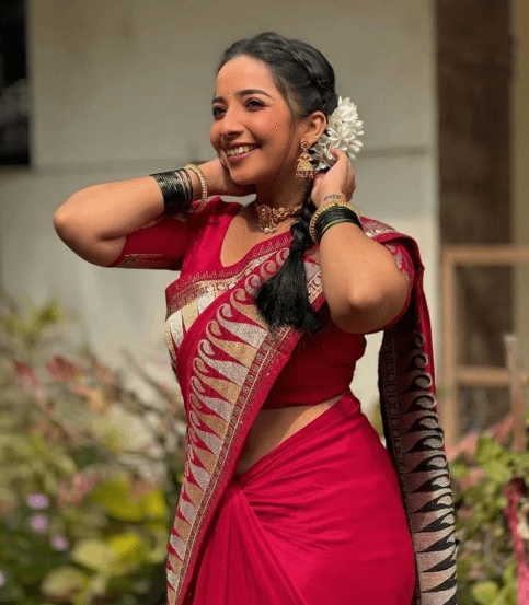 marathi actress Ishaa Sanjay in blue saree