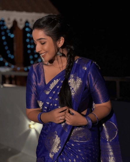 marathi actress Ishaa Sanjay in blue saree