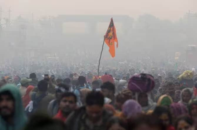 त्यानंतर अशा दुर्घटनांचं एक सत्रच पाहायला मिळालं. ७ फेब्रुवारी- सेक्टर १८, ९ फेब्रुवारी- सेक्टर २३, १३ फेब्रुवारी- सेक्टर १८, १५ फेब्रुवारी- सेक्टर १९, १७ फेब्रुवारी- सेक्टर ८ या ठिकांणावर आगीच्या घटना दुर्घटना घडल्या. (फोटो: रॉयटर्स)