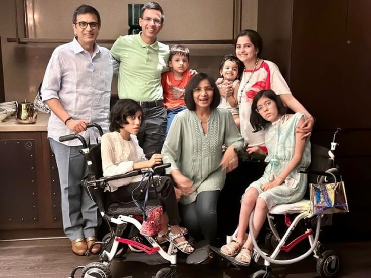 34-Chandrachud-with-son-Abhinav-and-his-family