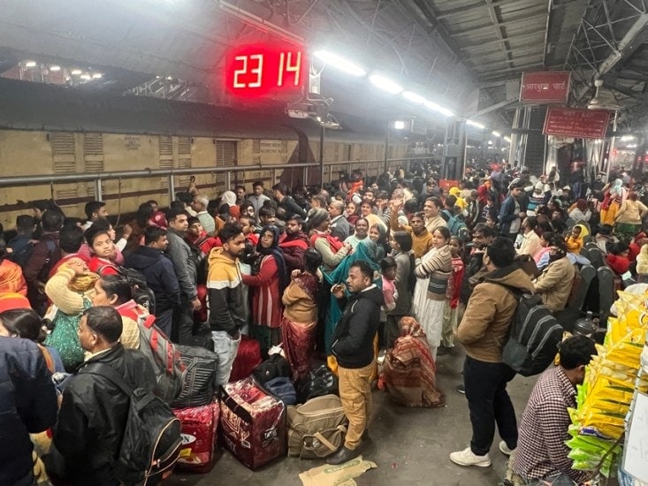 train station overcrowding