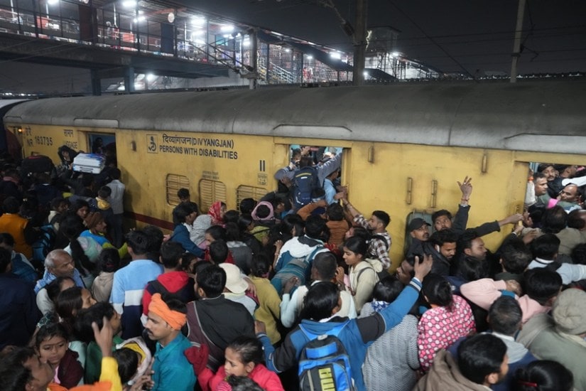 Prayagraj Train Rush