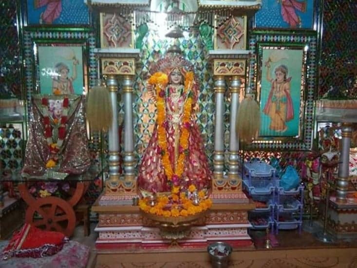 Pakistan Muslims perform aarti